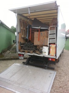 Mit einem LKW transportieren wir bei einer Lagerauflösung alles ab! Das spart Container und Entsorgungskosten!