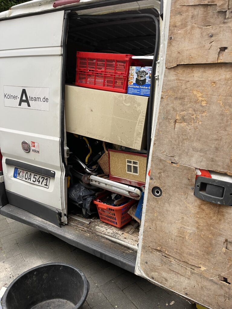 Bei einer Entrümpelung den Transporter Beladen